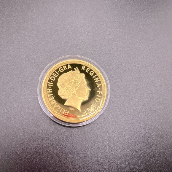 Queen Elizabeth II coin and pin - Picture 6 of 11